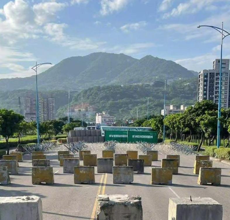 台军演习拉来几十辆客车当路障，敢绕路就网暴你压草坪，国防部评价的含金量还在上升！