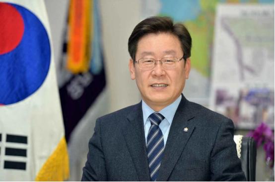 3月16号韩国彻底沸腾了，韩国总统李在明的支持率，连着两周一路猛涨，直接冲到了6