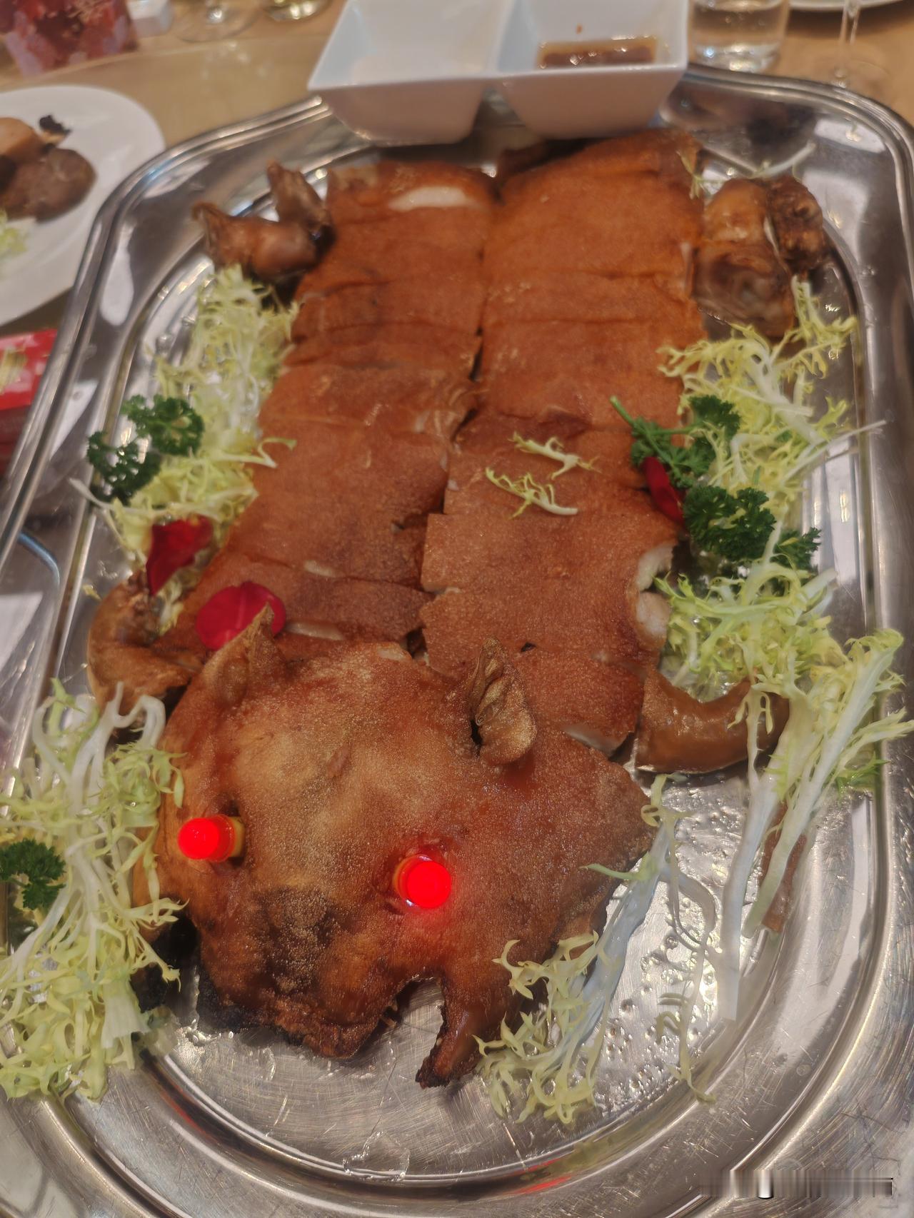去某五星级酒店吃大餐！真的是很豪横。上桌第一道主菜就是一头烤乳猪，真的是一整