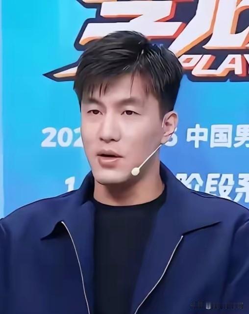 郭艾伦解说比赛竟然如此点评徐杰，这也太敢说了吧。郭艾伦坐客某平台，担任cba季