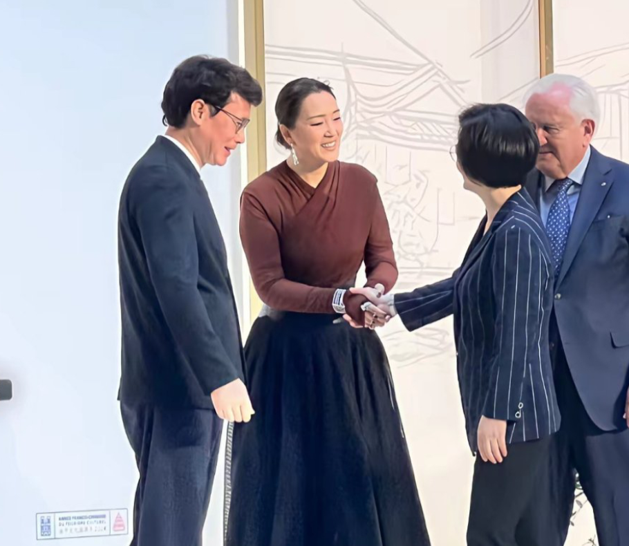 60岁的巩俐状态还是很好，给人的感觉就是个中年人，但是这张照片里穿的真像法国油画