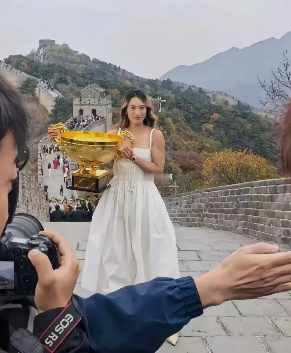 郑钦文现身八达岭，全身迪奥，昨天还说网球场上的女王，今天就是时尚场的女王！她一头