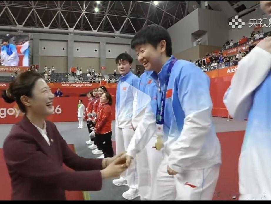 丁宁给莎莎颁奖时，莎莎说了什么？让丁宁笑得乐开了花，虽然听得不是很清，但
