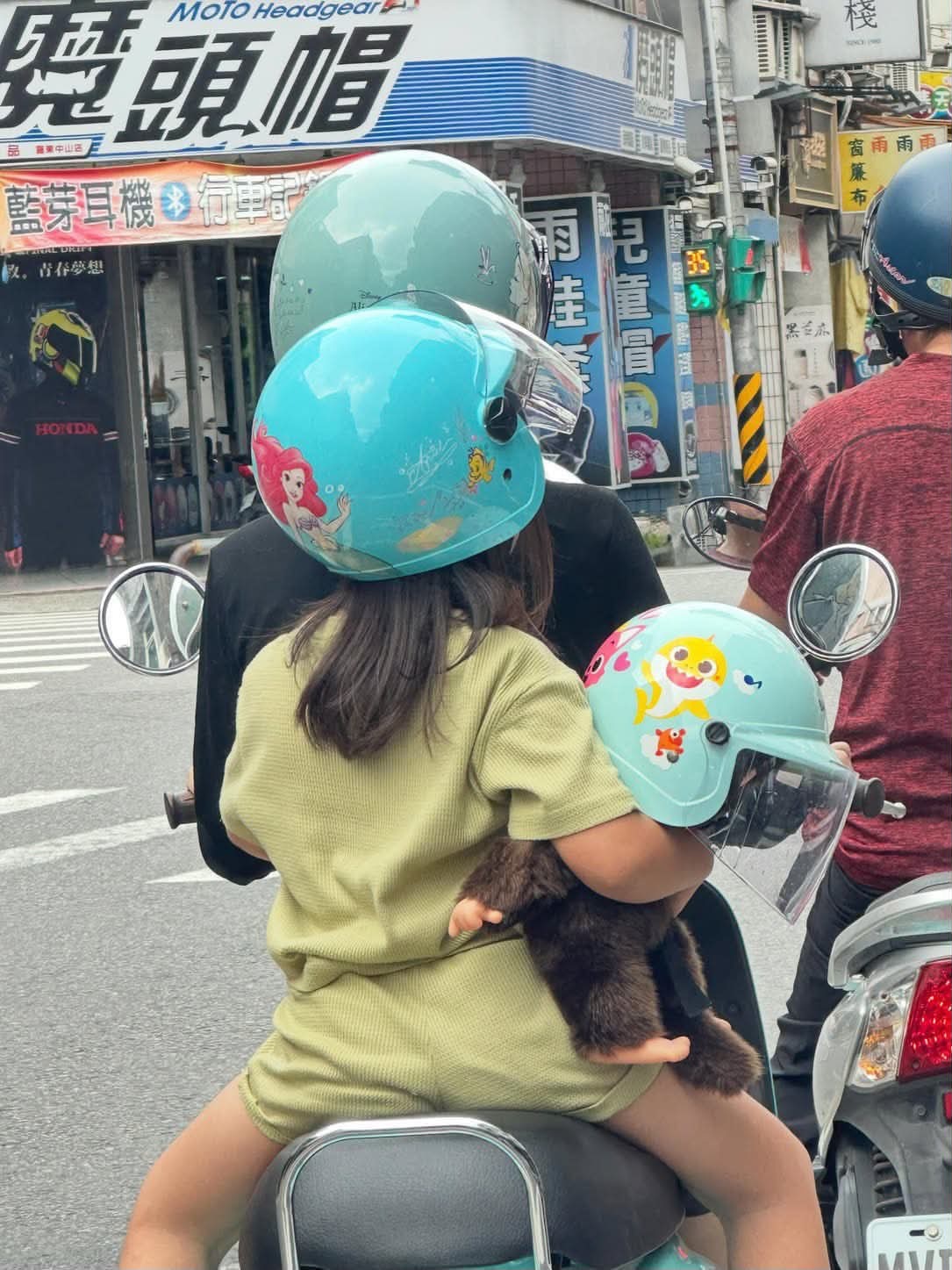 骑车也要戴安全帽哦⛑️meme