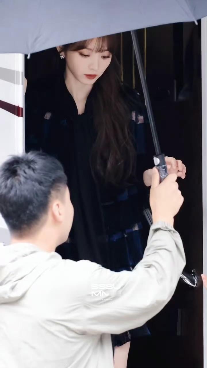 懂了😉房车是任意门！买了房车里面就会走出来气场两米八的林青欧尼[doge]田曦薇×
