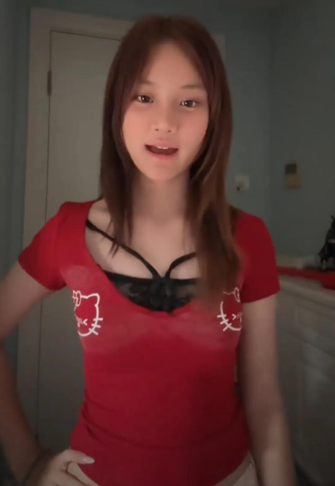 李小璐12岁女儿甜馨穿着性感的衣服跳舞，染了一头棕发，看起来好成熟，好像二十多岁