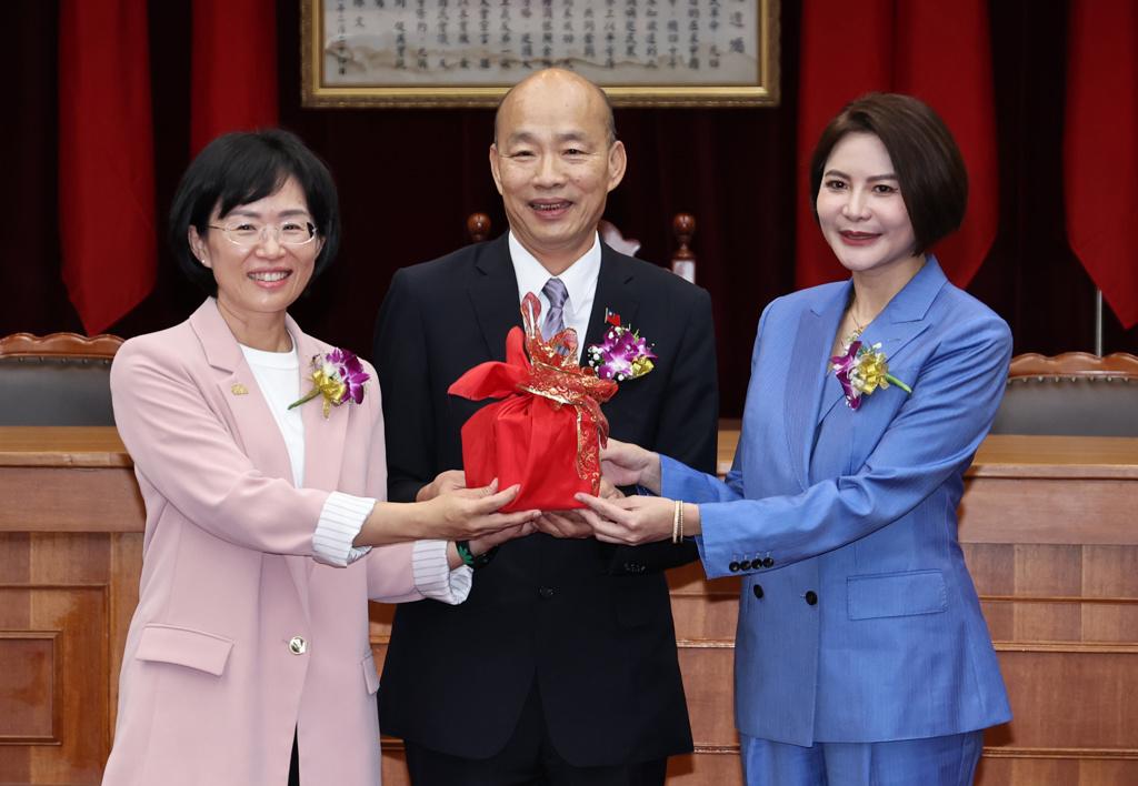 韓國瑜出席厚生會。今日（24日），立法院厚生会举办“第34届会长交接典礼”。立法