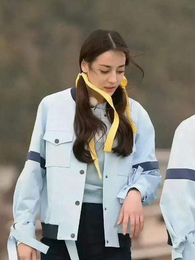迪丽热巴：哎呀，这风吹得我发型都乱了，幸好是素颜出镜，不然这狼狈样可全被录进去了