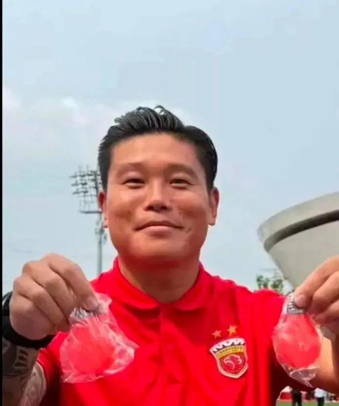 海港名宿蔡慧康终于落实工作了！根据记者消息崇明六虎之一的蔡慧康目前担任海港u15