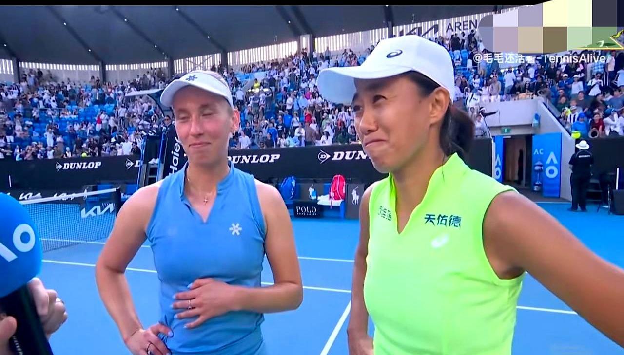 澳网女双出了场神仙球。主角是张帅和她的搭档梅尔滕斯。这比赛打得跟剧本似的。