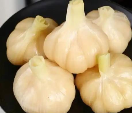 我的家乡山东金乡，可是世界闻名的大蒜之乡。金乡大蒜个大皮白味