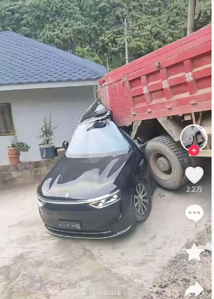 在某音看到一些人发图1视角就在那边喷M8怎么怎么样，殊不知图2才是真正的视角~很