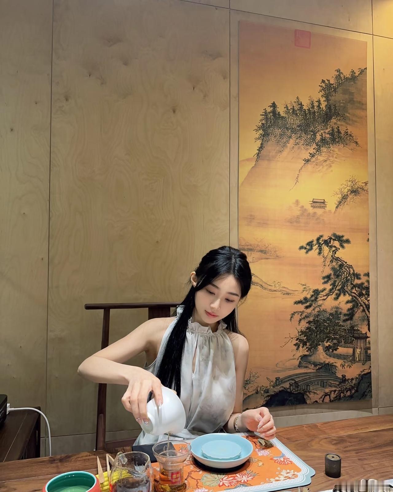 清雅脱俗之美，绝非浓墨重彩的堆叠，而是雨后青竹沾染的那缕薄雾，是素瓷杯里飘散的袅