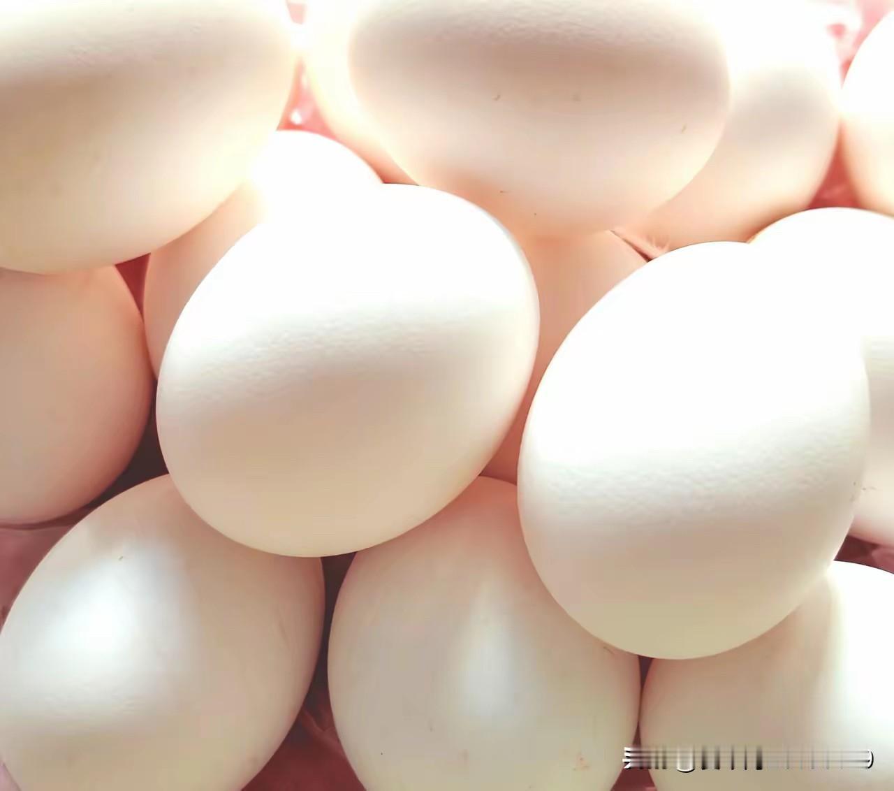 今天去超市买鸡蛋，超市摆放鸡蛋的地方有一位三十多岁的女士正在挑选。我于是走到她对