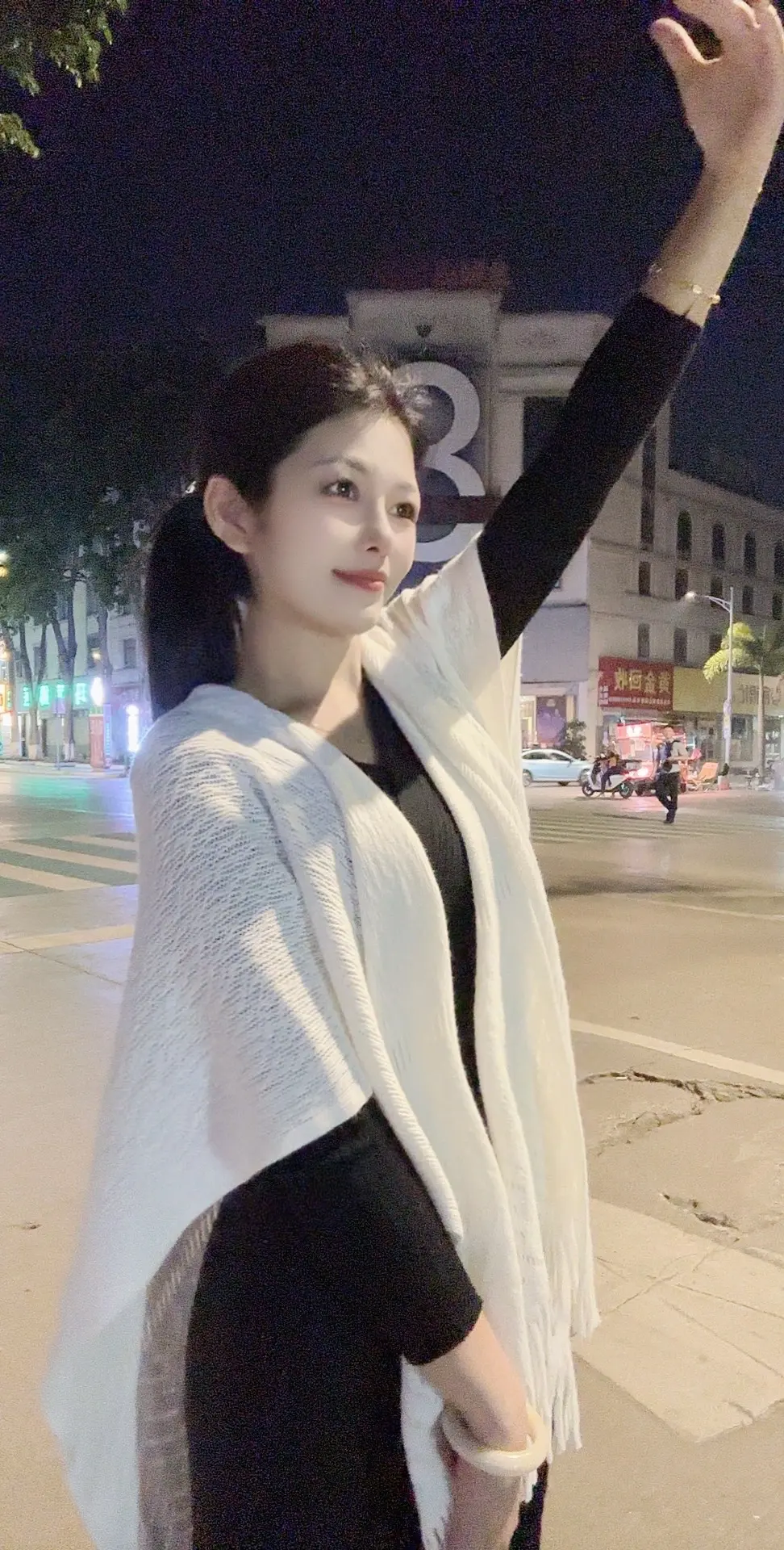晚风一吹，连影子都变得松弛了。
