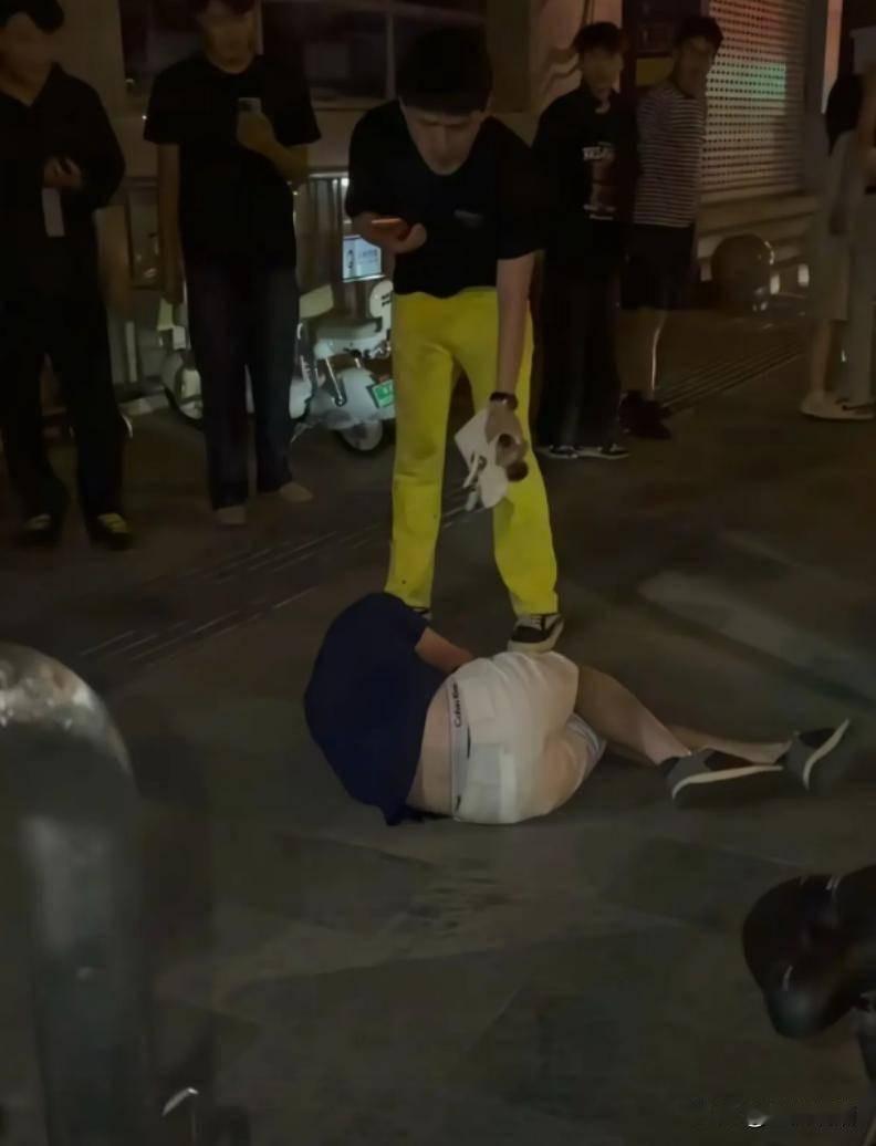 徐州街头外籍人士插队引冲突…6月9日晚间，徐州苏宁广场附近发生一起冲突事件