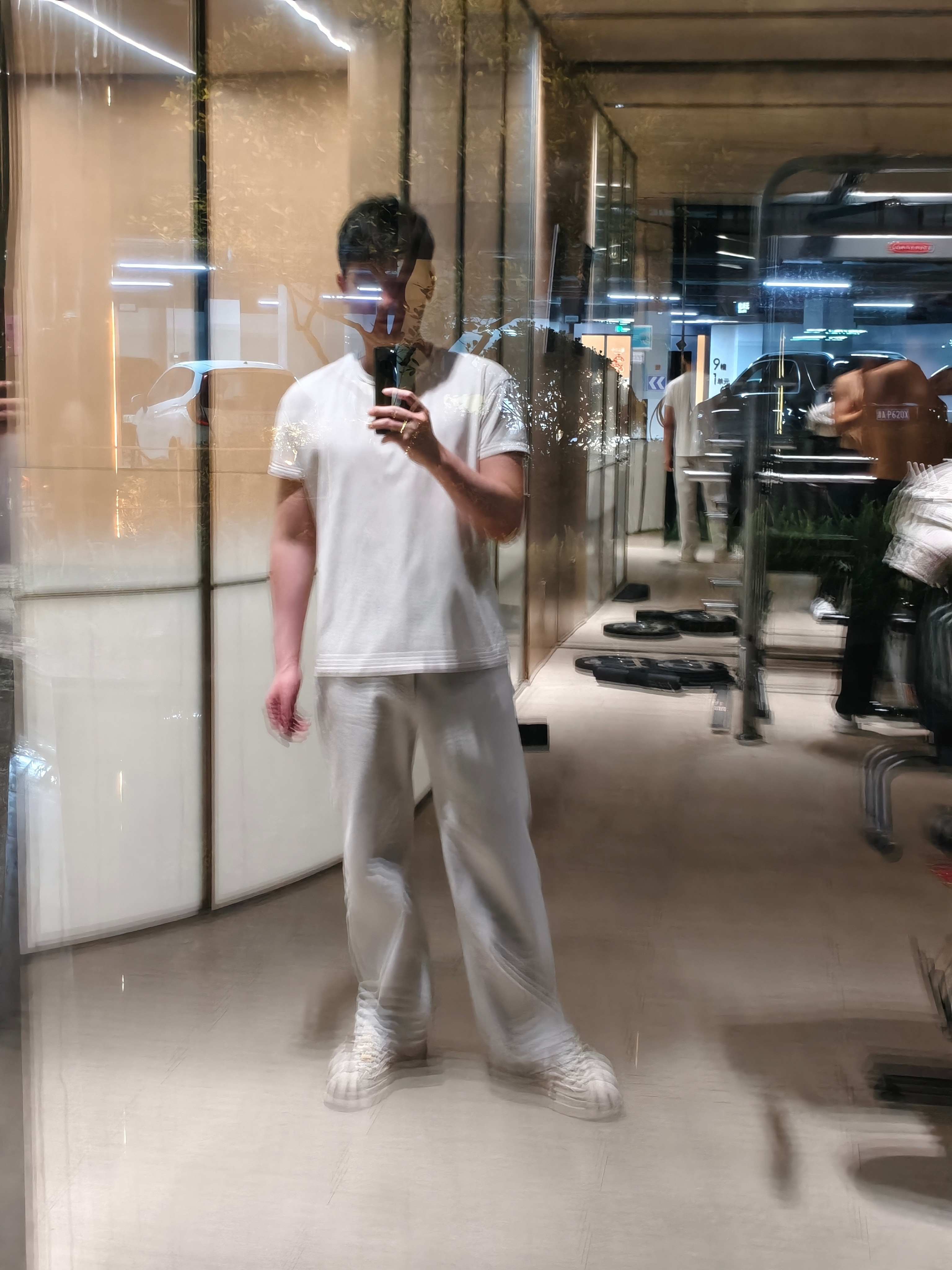 昨天健身看见一辆iCarV23，这么看下来还是V27比较帅，下面三个帅哥哪个看