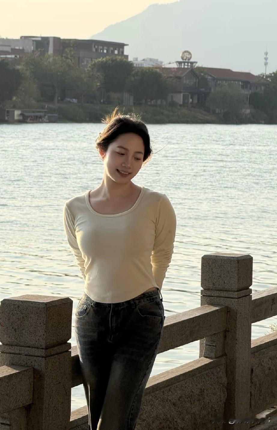 阳光下的微笑，静享湖畔的美好时光