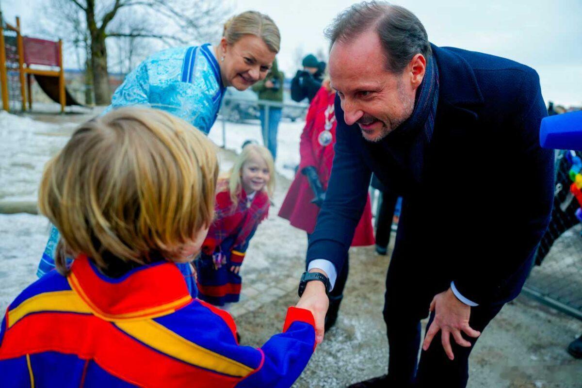 挪威王室🇳🇴2月6日，哈肯王储在奥斯陆的萨米幼儿园出席庆祝萨米民族日活动。