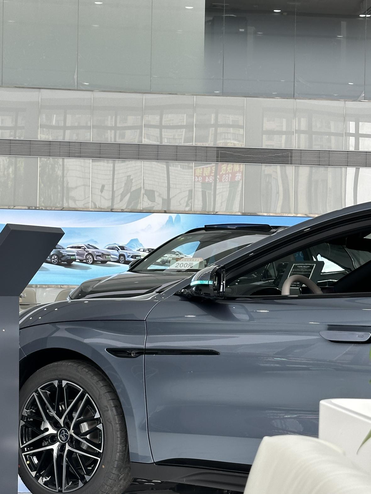 今天来深圳龙岗的比亚迪店看看车汉长续航智驾版的位置不怎么凸显呀，我以为一进店就