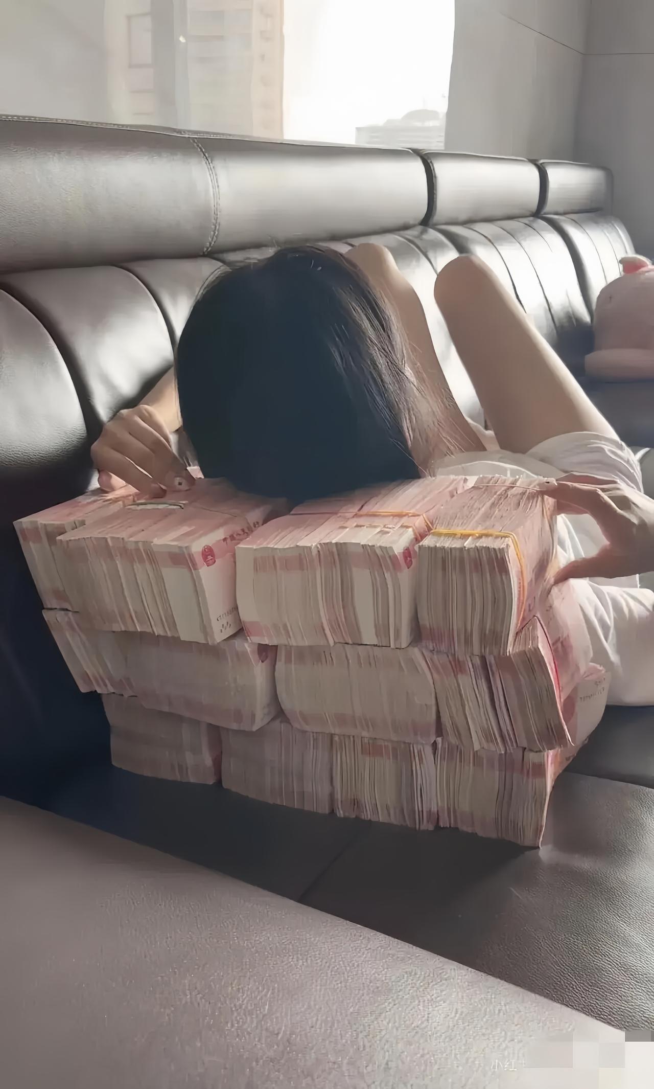 买彩票中了800万继续上班很正常，像我，上次中了五千万，一开始也想着第二天直接去