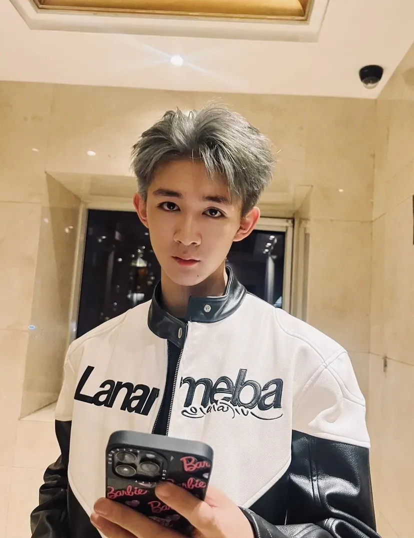 李禹熹公开和荣梓杉聊天记录这家伙从小情绪就不稳定，一不高兴就喜欢低头抬眼看人，