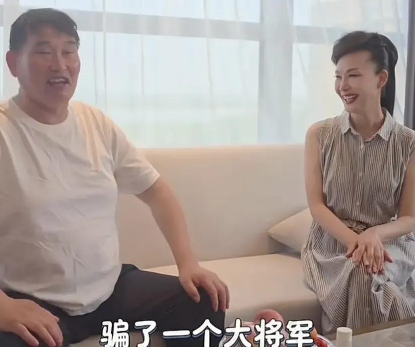 大衣哥财富情商同比例提升，见自己的恩人歌唱家于文华真是会说话大衣哥朱之文和于文