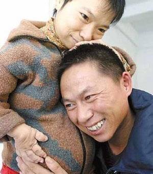 袖珍妈妈勇敢怀孕生下“袖珍宝宝”, 盼望孩子以后能长得比自己高