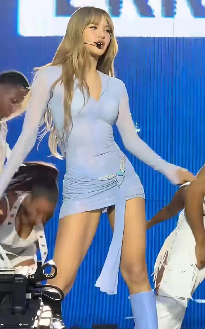 Lisa这次真的被骂惨了！满身铁片加“鸡毛掸子”，刚亮相就被全网嘲讽“土味审美