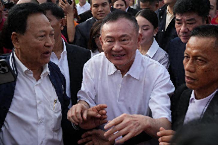 他信出狱，笑容满满，摇下车窗向支持者致意！但泰国政坛已变天76岁的泰国前总理
