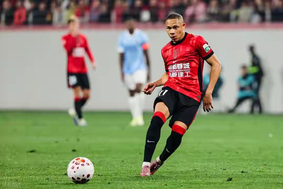 姜至鹏肘击席尔瓦被红牌罚下，赛后席尔瓦缝了15针！我觉得给红牌没问题，现在中超没