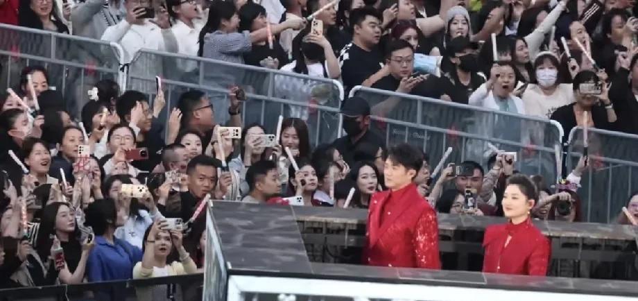 凤凰传奇鸟巢演唱会震撼人心，打破观演纪录，现场座无虚席，场外万人合唱