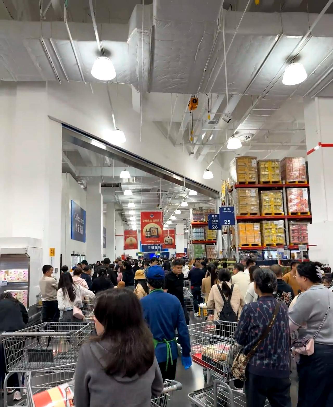 南宁山姆今天到底来了多少人！车都停不进去，出来也堵车，我都把车停到对面万达广