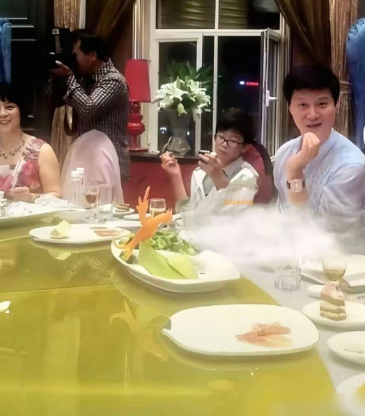 范丞丞稀有的早期照片，和他爸爸好像！​​​