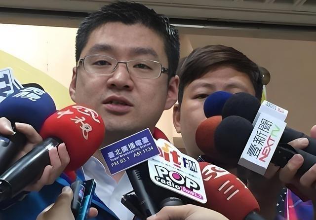 季麟连是海军陆战队司令、联勤司令部司令、上将军衔、国民党副主席，在中常会上提醒了