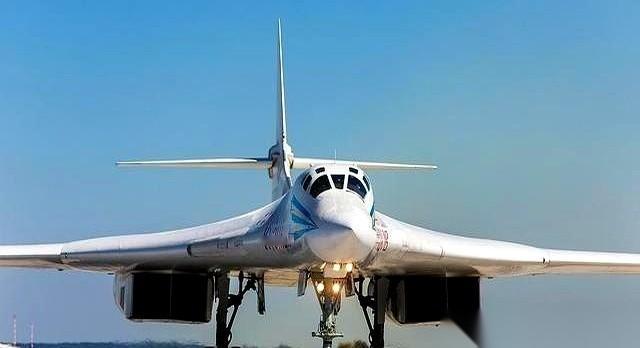 聊聊图160轰炸机。有句话很扎心：造它的技术，我们和美国，现在都拿不出来。就