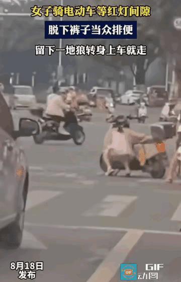 光天化日人流窜速，止女随地大小便，太不可思议，瞅瞅啥情况有没有惊悚到你！