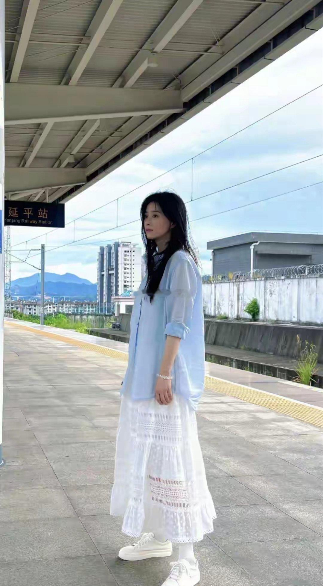 蒋欣分享最新美照，蓝衣白裙清新少女感，42岁这状态让人羡慕​​​