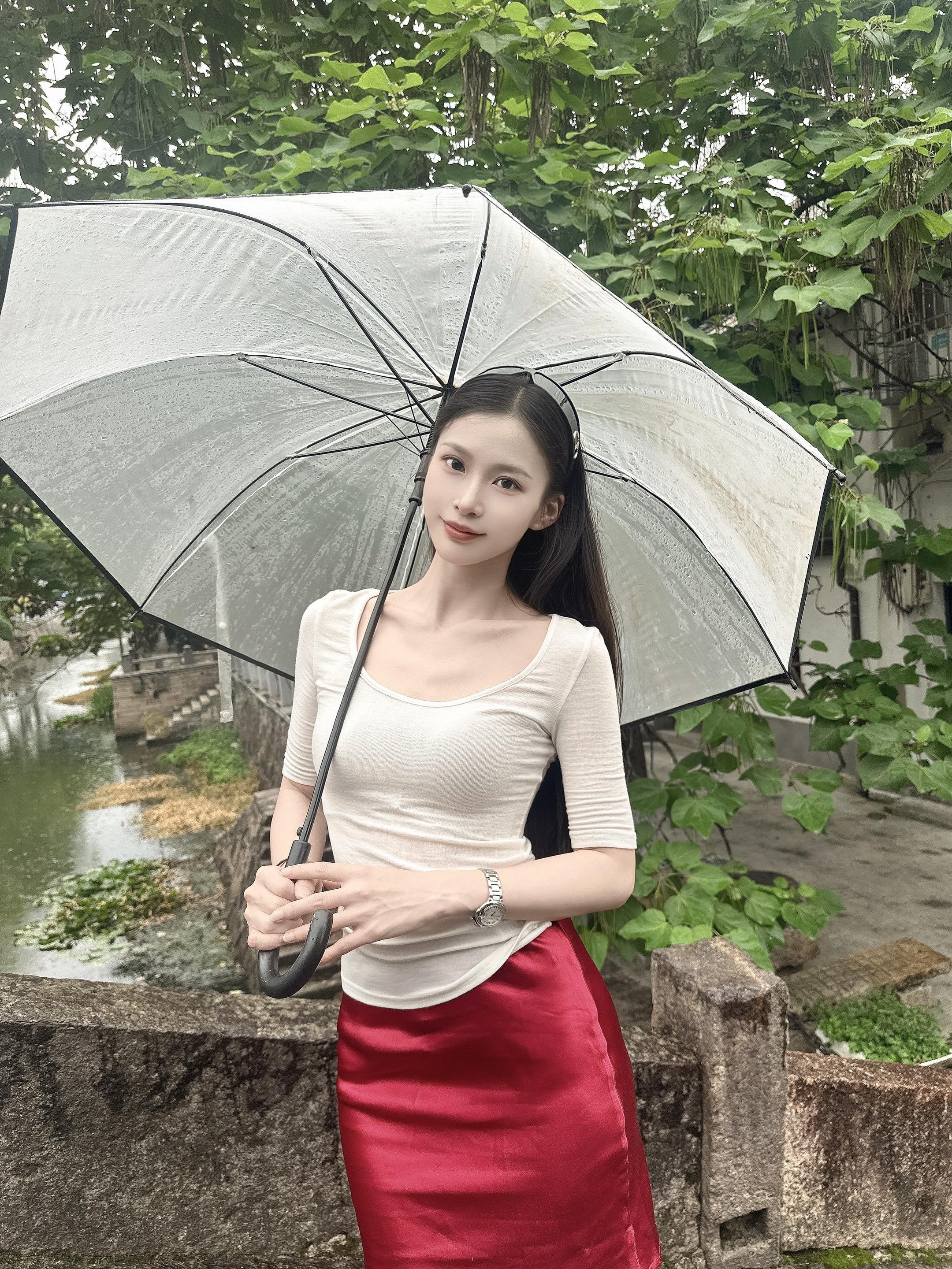 雨天的古镇，最适合穿一身温柔的轻熟风