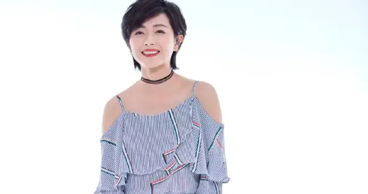 万茜这大女主造型, 条纹衫+阔腿牛仔裤, 清爽又飒爽又松弛。