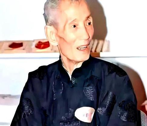 香港有个叫陈朗的风水师，2007年他最后的日子里，病房里挤满了人，都是身价过亿的