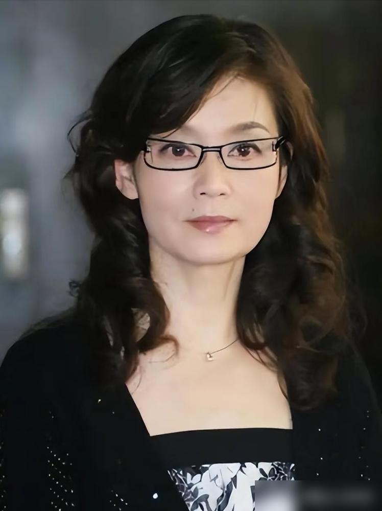 72岁潘虹，身家千万，竟连保姆都辞了，凌晨3点，亲自爬起来伺候92岁的老母亲。