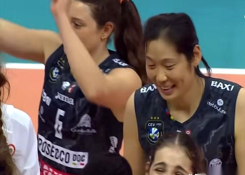 赢是赢了，但镜头一给到朱婷的脸，我心都揪起来了。那眼睛红的，就跟熬了三天三夜没