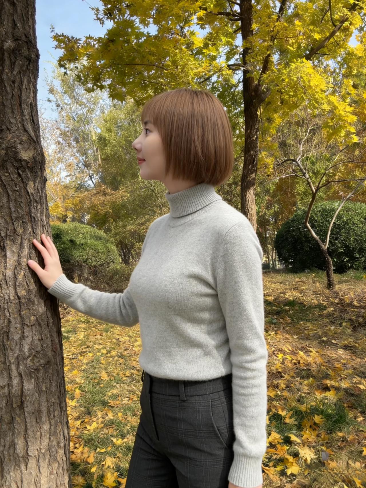 街树拥金黄，衣轻染薄霜。鬓边摇碎日，一笑动秋光。