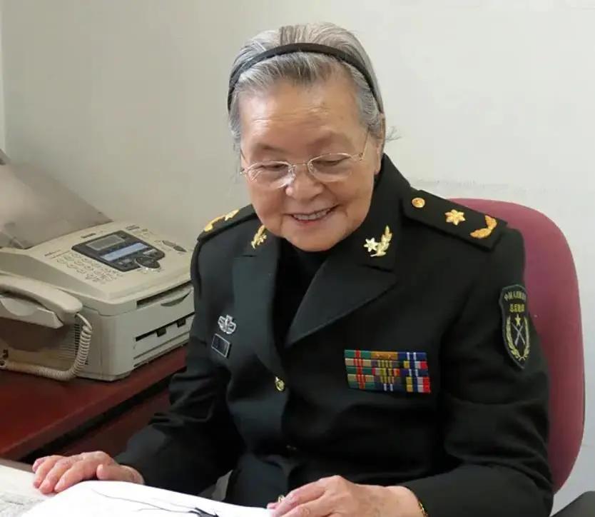 1972年，47岁的陈菊梅在取掉扁桃体和割掉阑尾后，又不顾众人的劝阻，坚定地对地