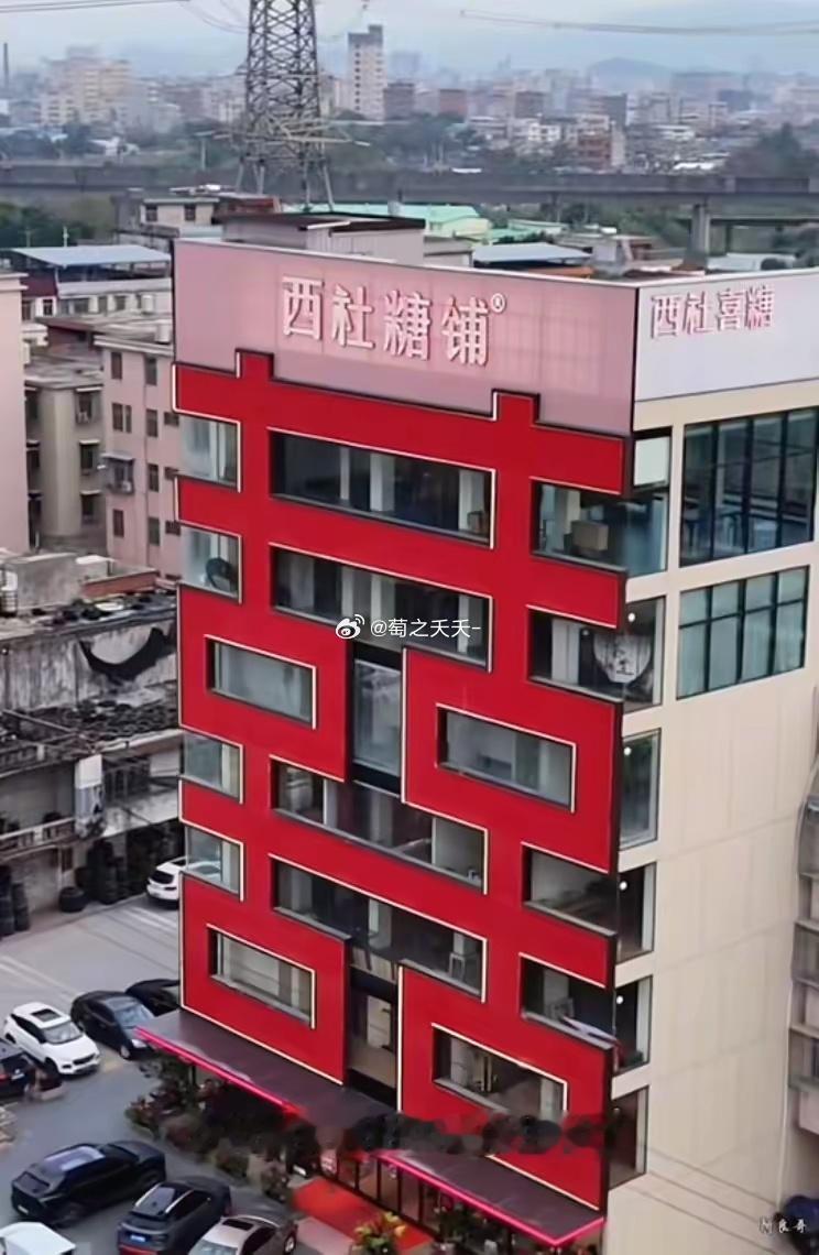 “人怎么能这么聪明！”他没请网红，没投流，没搞促销。他把自己家大楼的外墙，刷成了