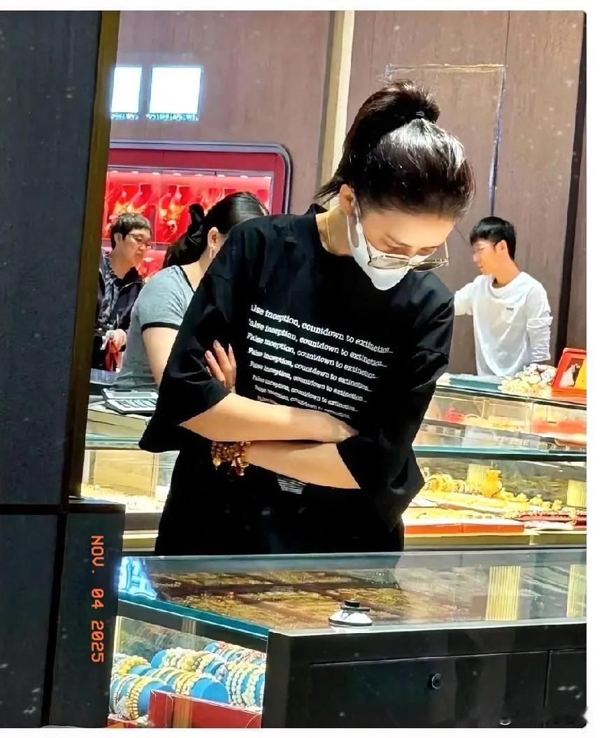 金价涨得吓人，她却一袋袋拎走金饰。42岁的佟丽娅穿旧T恤、戴棒球帽，在深圳水