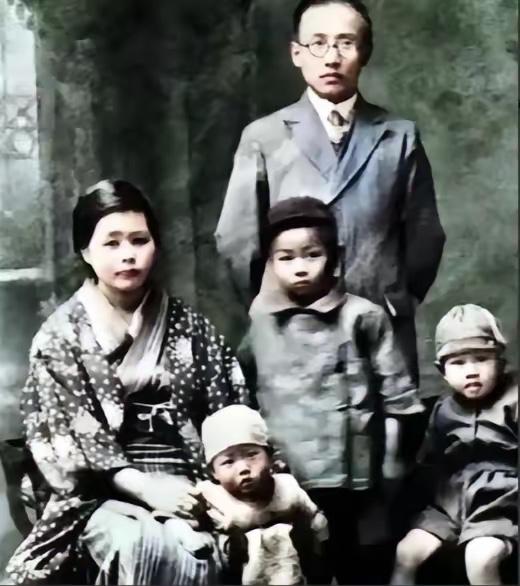 这是郭沫若和妻儿的真实合影，都看看吧，这不是演员扮演的。郭沫若一生有过三任妻