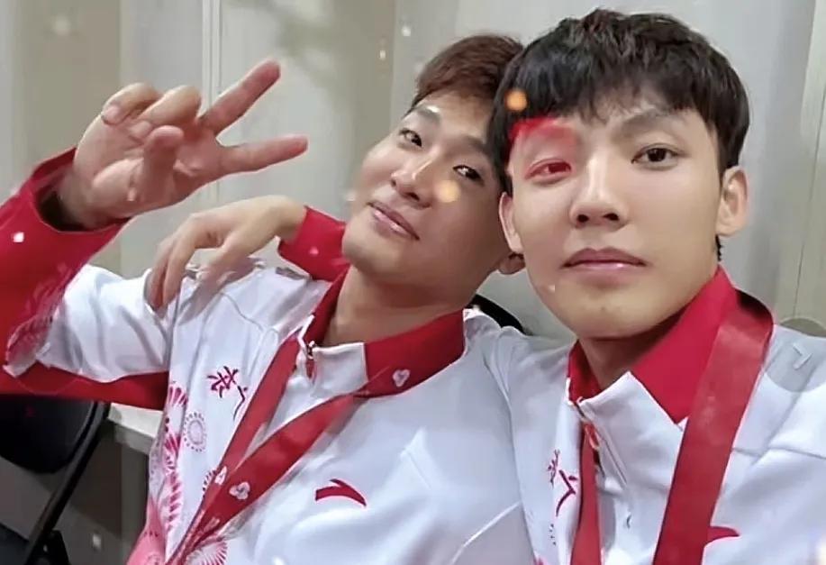 再说赵睿和徐杰本次全运会广东夺金，功劳最大当属徐杰和赵睿。两人也是杜锋手里王牌