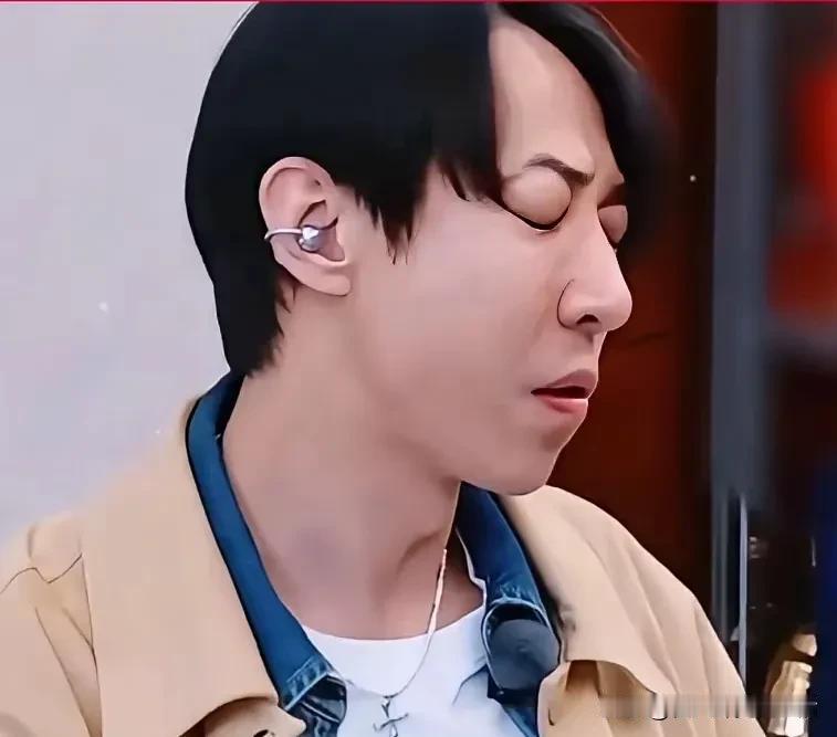大家都在吐槽董璇的丈夫张维伊的发型。其实一眼看到就是知道带了假发片儿。很多明